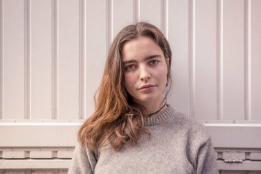 gri kazak ile genç bir kadın portresi