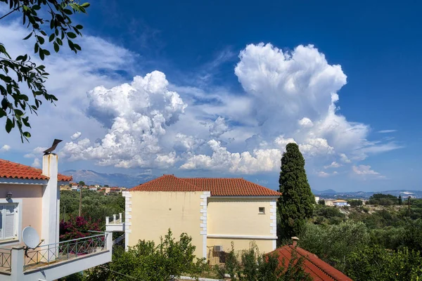 地中海的房子和风景与戏剧性的云景 — 图库照片