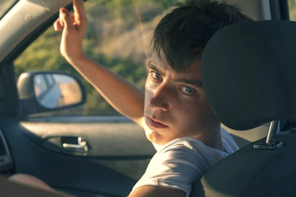 Portret Van Een Jonge Man Een Auto Zit — Stockfoto