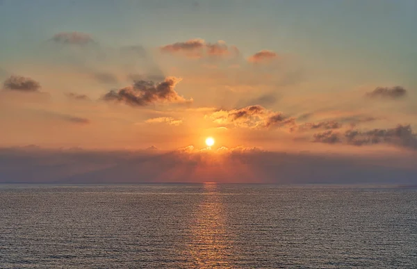 日落与戏剧性的云景在海 — 图库照片