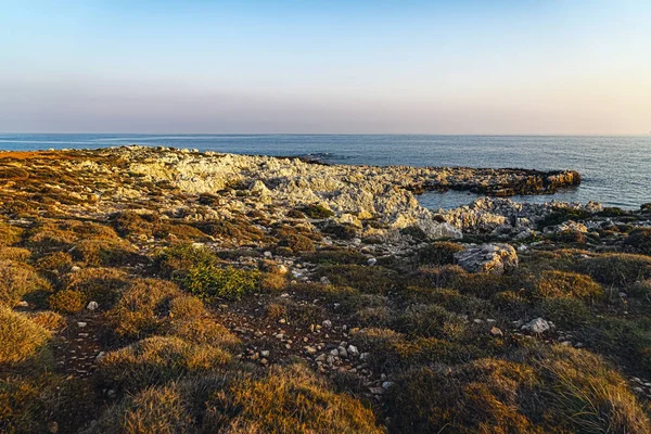 Средиземноморский Пейзаж Грубыми Камнями Океаном — стоковое фото