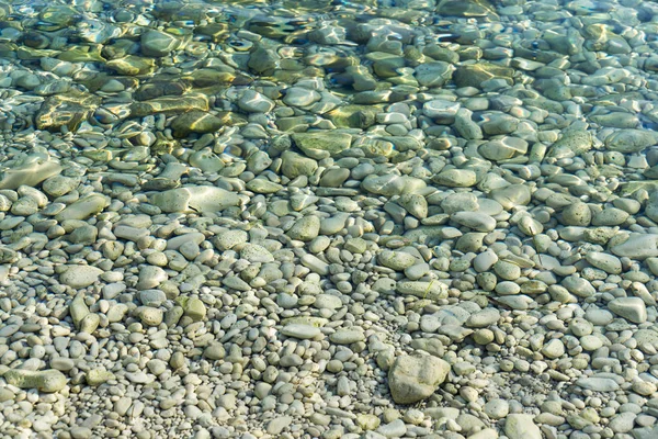 鹅卵石在水中的背景和覆盖物 — 图库照片