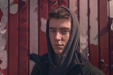 kapüşonlu olan genç bir adam portresi