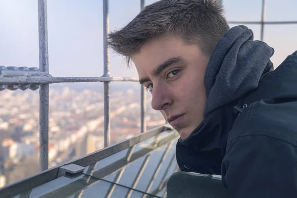 Porträtt av en ung man på ett utsiktstorn — Stockfoto