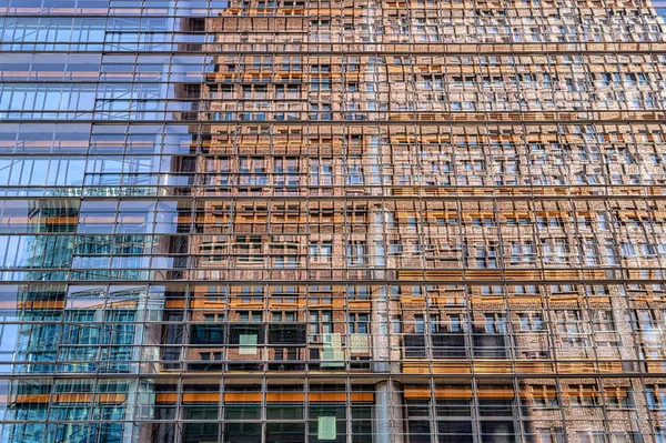 Mirroring wolkenkrabber in de ramen van een wolkenkrabber — Stockfoto