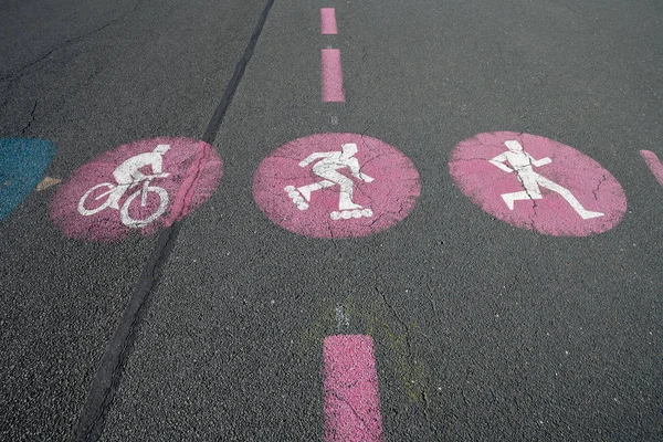 Marca roja de carretera para bicicletas, patinadores y corredores —  Fotos de Stock