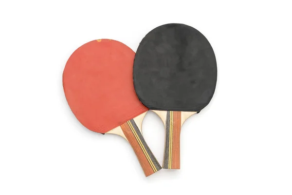 Due vecchie racchette da ping pong rosse e nere, isolate su bianco — Foto Stock