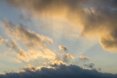 bazı bulutların arkasında gün batımı, arka planlar için