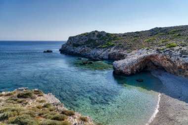 Kefalonia, Yunanistan açık okyanus suyu ile küçük koy