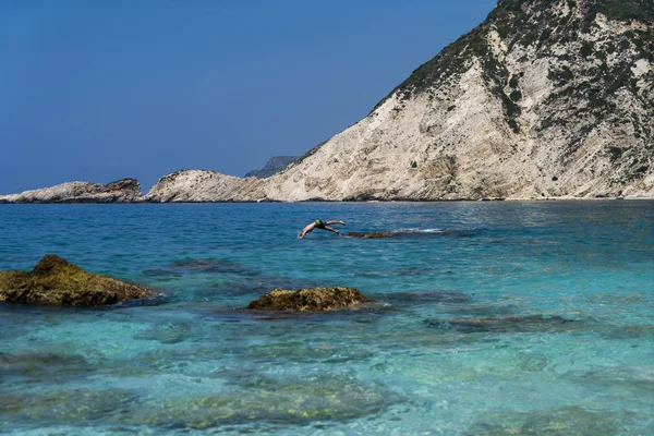 Śródziemnomorski krajobraz z kamienistej plaży latem — Zdjęcie stockowe
