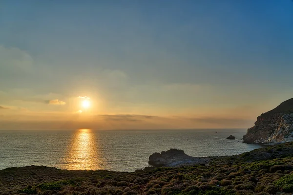 Захід сонця над морем з драматичними хмарами — стокове фото