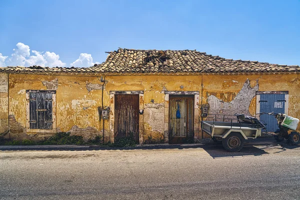 Vecchio cottage mediterraneo giallo con cielo blu — Foto Stock