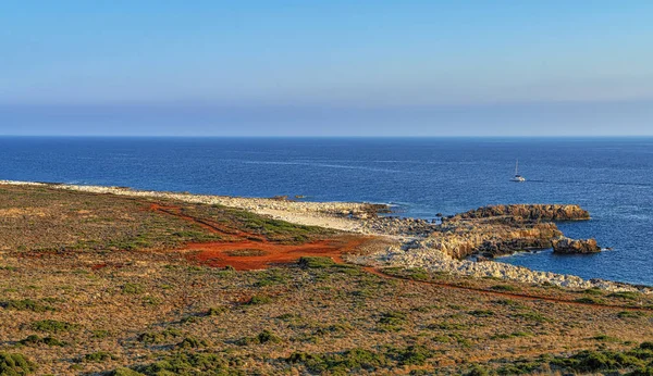 Välimeren maisema punaisella hiekalla, valtameri kirkas sininen taivas — kuvapankkivalokuva