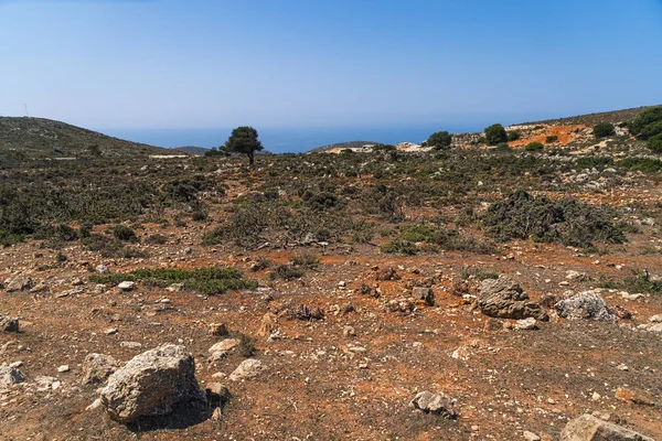 Mittelmeerlandschaft mit rotem Sand und Steinen — Stockfoto