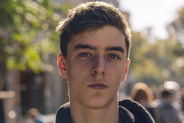 Porträtt av en trygg ung man på gatan — Stockfoto