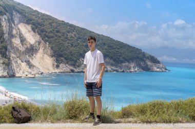 Genç adam sahile doğru gidiyor.