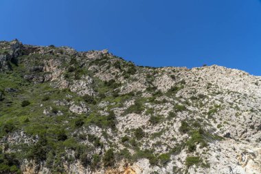 mavi gökyüzü ile akdeniz dağı