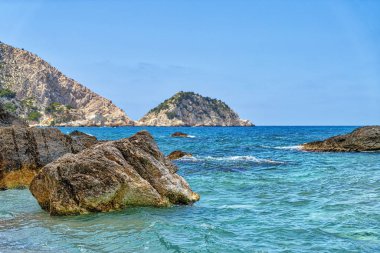 kayalıklar ve kayalar ile Akdeniz kıyısı