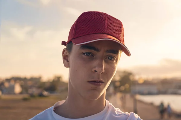 Retrato de un joven sonriente con gorra roja de béisbol — Foto de Stock