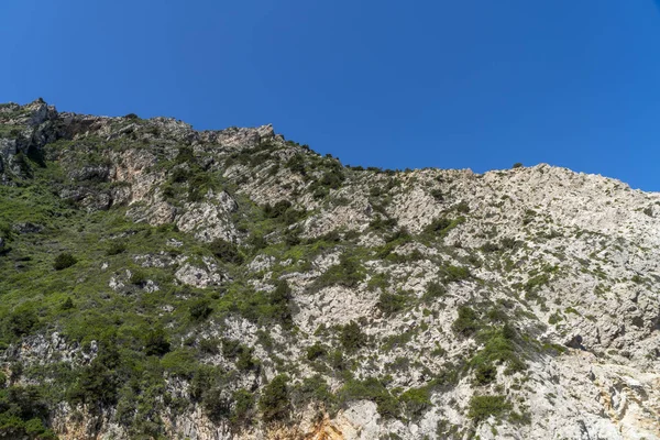 mavi gökyüzü ile akdeniz dağı