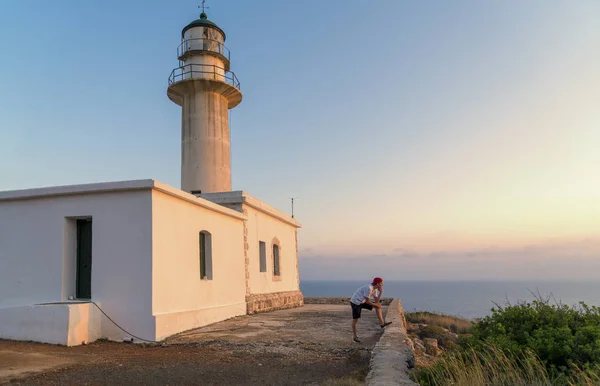 Faro Gerogompos sull'isola di Cefalonia, il giovane guarda il tramonto — Foto Stock