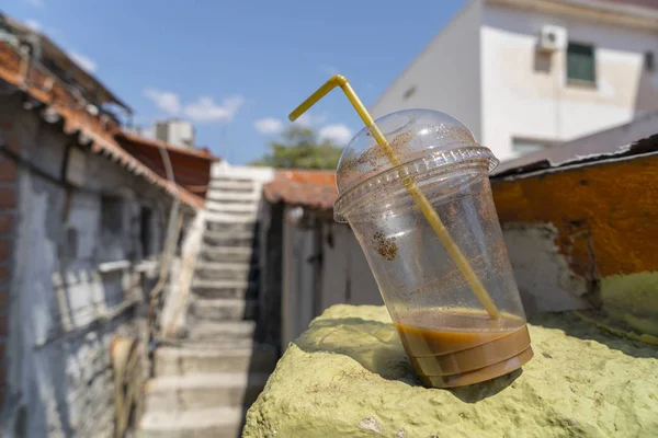 Abandonado velho copo de plástico com café — Fotografia de Stock