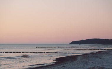 denizde kasıklar satırları ile plaj üzerinde gün batımı