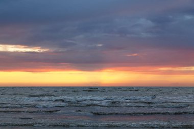 cloudscape ile baltık denizi üzerinde gün batımı