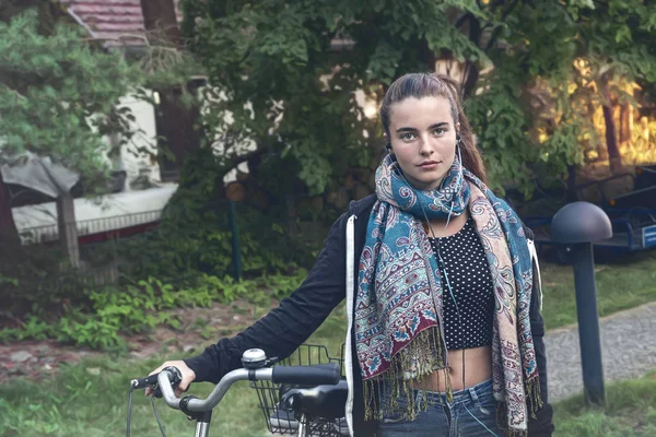 一个年轻女子与自行车的肖像 — 图库照片
