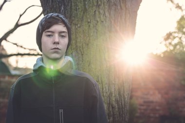 ciddi bir genç adamın portresi, güneşe karşı vuruldu