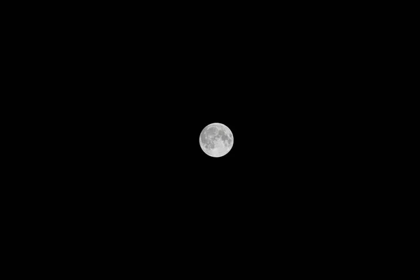 Pequena lua cheia com céu negro — Fotografia de Stock
