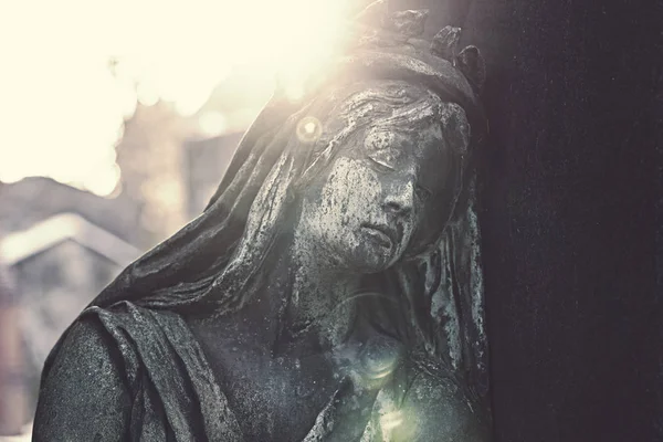 Backlight shot with flares, sculpture of a sad woman. unknown artist of the 19th century — Stock Photo, Image