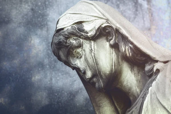 Damaged sculpture of a sad woman. unknown artist of the 19th century — Stock Photo, Image