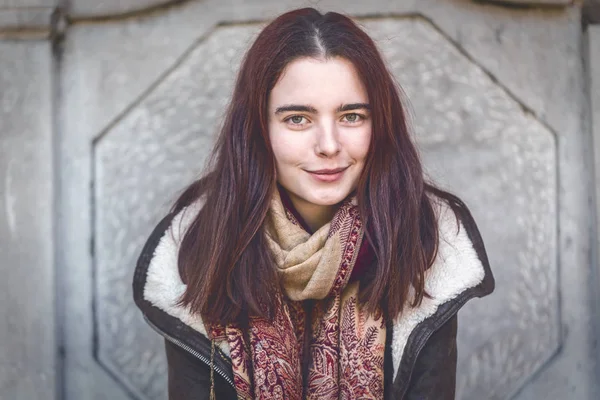 Retrato de uma jovem sorridente com jaqueta de couro — Fotografia de Stock