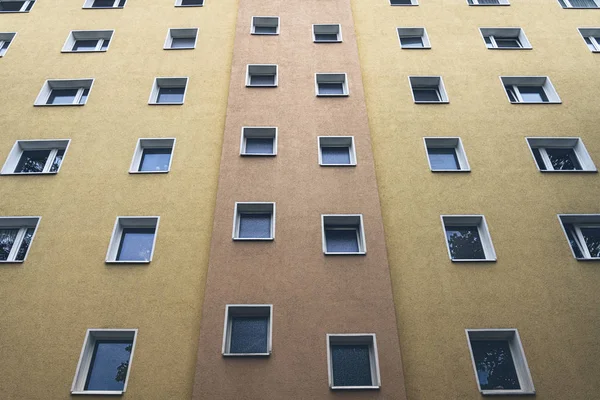 Eenvoudige oranje en gele gevel van een huis — Stockfoto