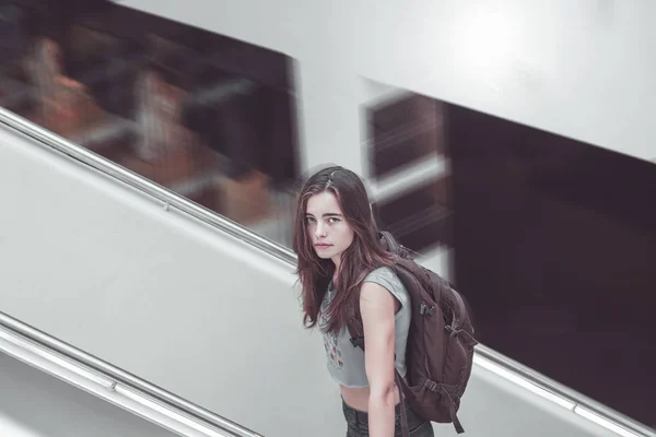 Adolescente chica con mochila en una escalera — Foto de Stock