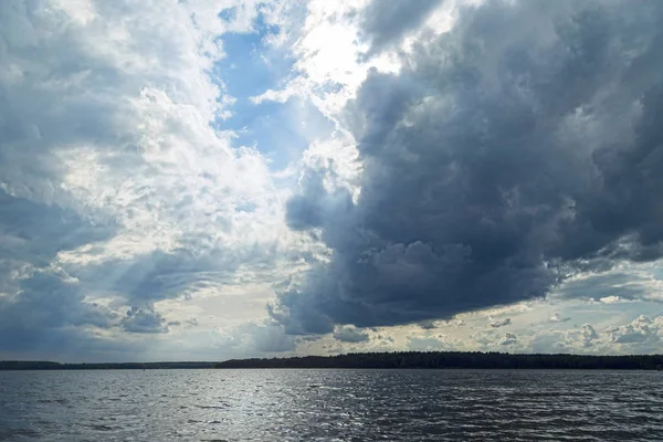 Langit dramatis di atas danau di musim panas — Stok Foto