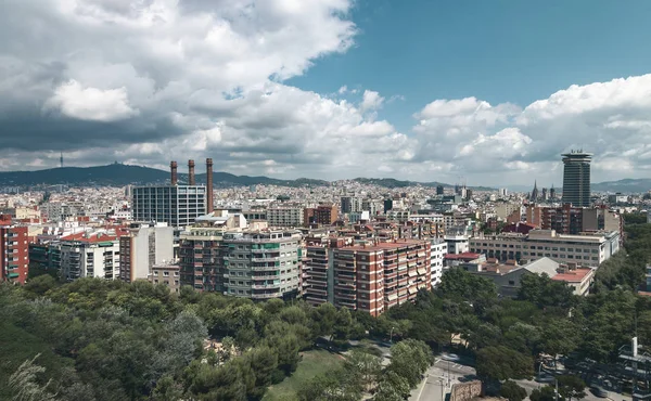 Panorama von barcelona mit dramatischem himmel — Stockfoto