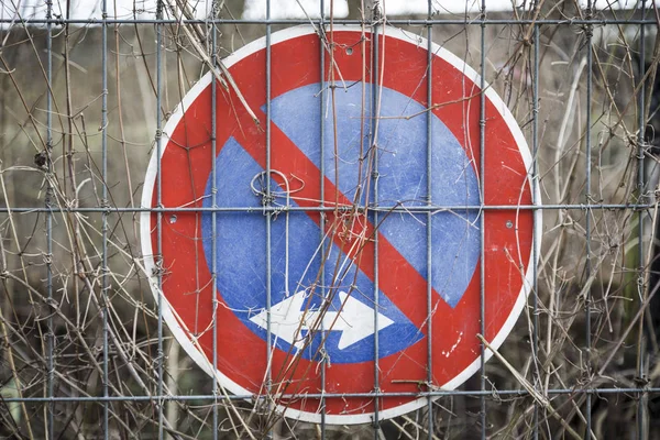 Alemán no hay señales de tráfico de estacionamiento, detrás de una valla de metal —  Fotos de Stock