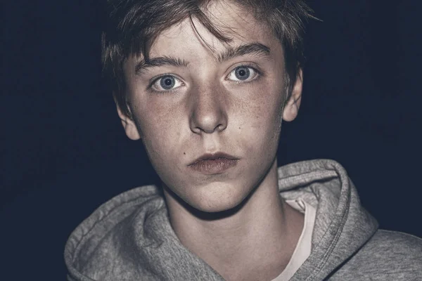 Portrait d'un jeune homme sérieux dans la nuit — Photo