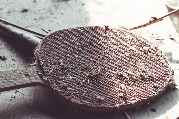 Raqueta de tenis de mesa abandonada muy vieja y sucia —  Fotos de Stock