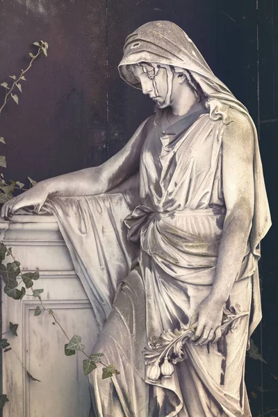 Скульптура грустной молодой женщины. Неизвестный художник XIX века . — стоковое фото