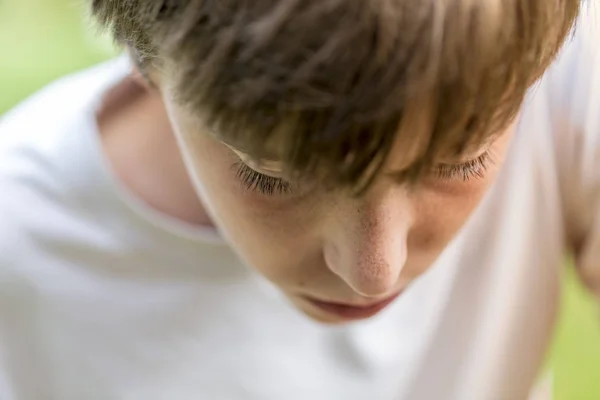 Retrato de un joven mirando hacia abajo, perdido en el pensamiento — Foto de Stock