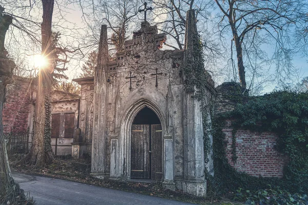 Vecchia tomba in stile gotico con sole serale — Foto Stock