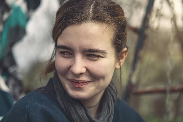 Портрет усміхненої молодої жінки — стокове фото