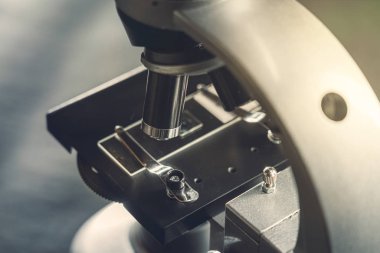 gümüş mikroskop ayrıntıları, siyah arka plan ile