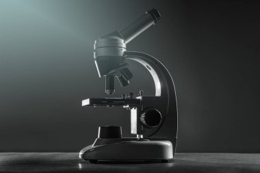 siyah arka plan ile gümüş bir mikroskop yakın çekim