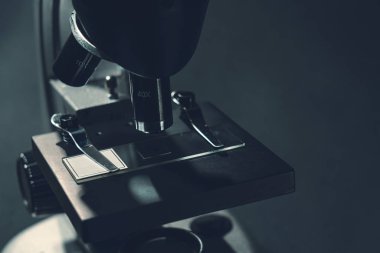 gümüş mikroskop ayrıntıları, siyah arka plan ile