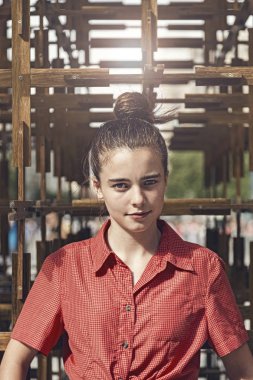 topknot ile genç bir kadının açık hava portresi
