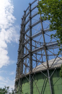 Berlin'de bulunan mavi gökyüzü ile eski gaz depolama
